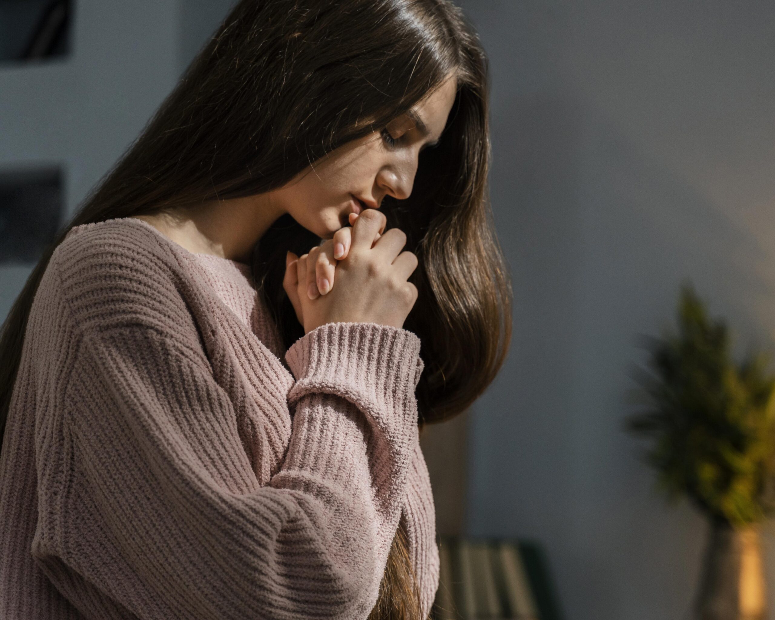 side-view-woman-praying